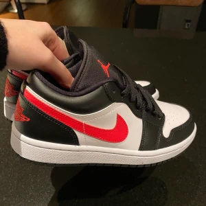 Jordan air 1 Low  - - Black/ siren red Jordan 1 low woman.                       - Helt nya, oanvända (därmed inga slitningar osv) och äkta (de var för små för mig).                               - Storlek: 39, funkar även för 38,5.                            - Köpte de i samma pris av en reseller så kan tyvärr inte sänka priset.                                                           - låda och kvitto ingår.                                                 - Betalning via swish och kunden står för frakt.                  - Skriv gärna om ni har några frågor och om ni vill se fler bilder! ❤️ 