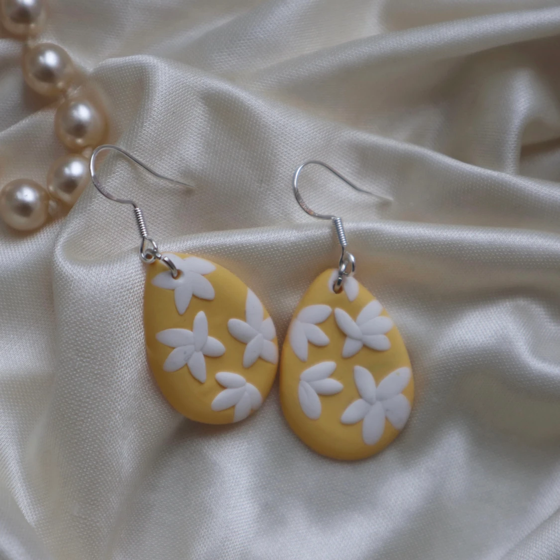 Gula dropp örhängen med vita blommor - 90