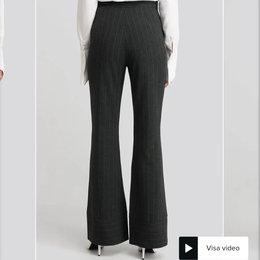 Striped trousers - Hoss x NA-KD. Säljes p.g.a fel storlek. Storlek 38. https://www.na-kd.com/sv/hossxnakd/striped-trousers-gra. Jeans & Byxor.