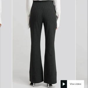 Kostymbyxor - Hoss x NA-KD, Strl 38  - Striped trousers - Hoss x NA-KD. Säljes p.g.a fel storlek. Storlek 38. https://www.na-kd.com/sv/hossxnakd/striped-trousers-gra