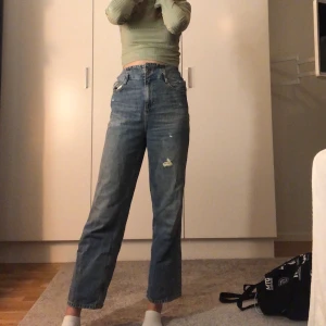 Jeans från zara - Snygga jeans ifrån zara. Sparsamt använda och i bra skick! Storlek 34 💕
