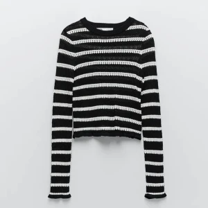 Zara topp - Säljer denna snygga randiga topp från zara. Använd cirka 2 gånger så den är i mycket bra skicka och har inga skador, så gott som ny☺️ hör av er vid frågor! Köparen står för frakten💕 BUD: 230kr