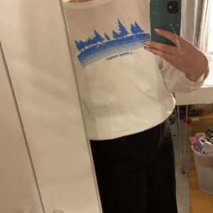 Shein Tröja - Säljer denna tröja ifrån Shein i storlek L men den är ganska liten för att vara L så skulle säga att den passar både S och M också. Endast testad💕