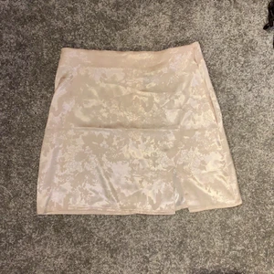 Kjol - Säljer denna söta ljusrosa kjol. Stl M men skulle säga att de är xs. Säljer på grund av för liten. 