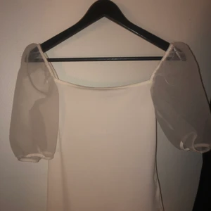 Vit topp - En super fin topp med puffärmar, som tyvärr va för lite för mig. Den är helt oanvänd, därav prislappen kvar! Bud från 100kr