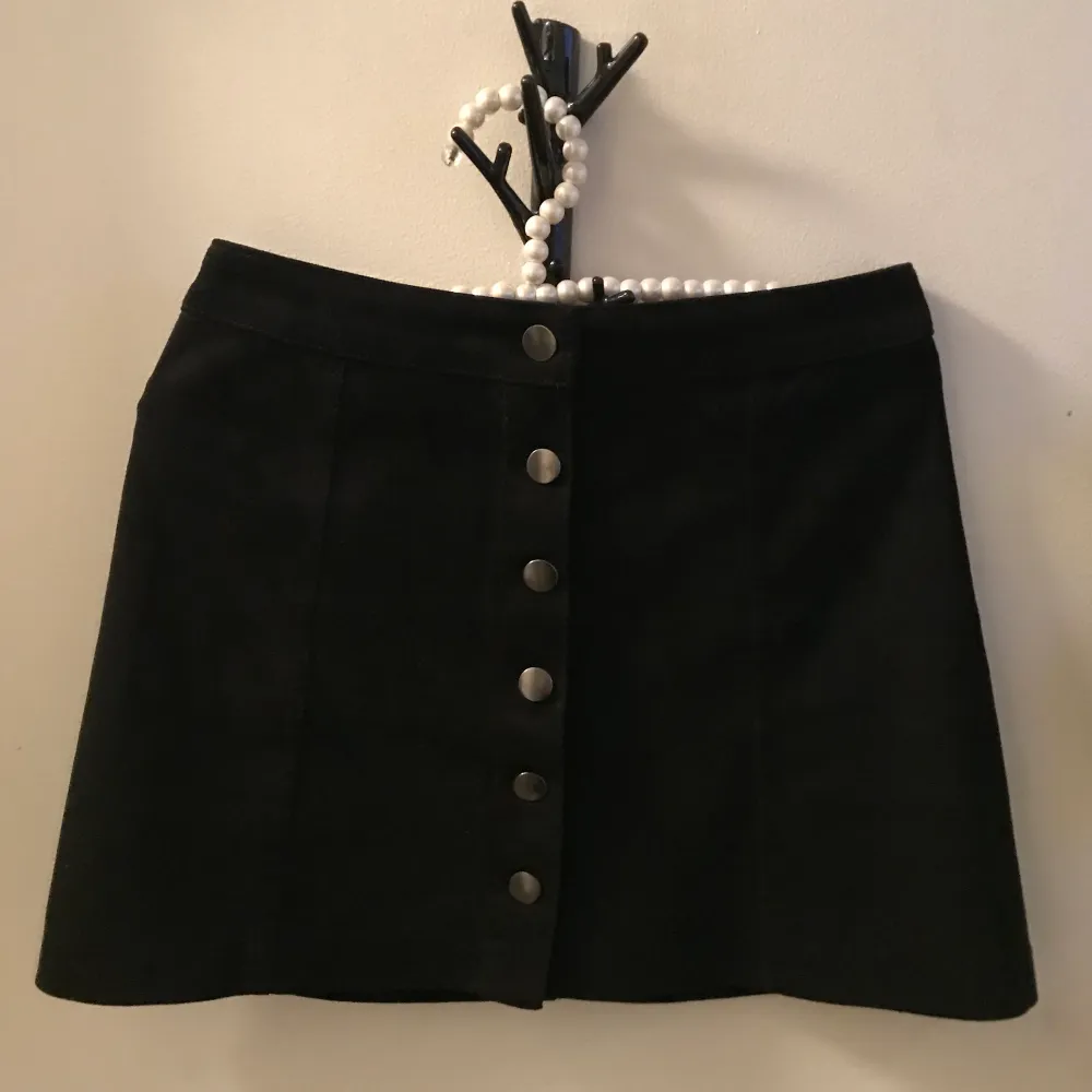 Super fin kort kjol i svart mocka material🖤 använd endast 2 ggr. Säljer pga för liten för mig :(. Kjolar.