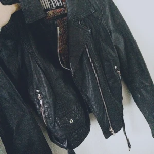  - Passar både XS & S personer :)
Väldigt bra skick då den blivit dåligt använd. Bud får också förekomma.