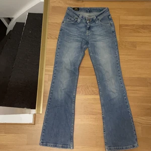 Äkta lee jeans vintage - Utsvängda lee jeans vintage i bra skick . Jag är 174 och dom här ner fint på mig .