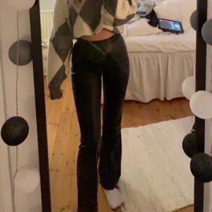 Skinnbyxor vida - Säljer nu mina STORA skinnbyxor från ginatricot. De är i storlek xxs men jag är en S och passar bra i dem 💕💕💕 Jättebra kvalite, fejkskinn såklart. De har tyg på insidan så de ej fastnar mot huden/blir obekvämt. Med dragkedja på sidan, köpta för 400. Knappt använda💕💕💕