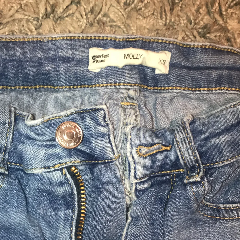 Jätte fina blå jeans från Gina som använts Max 3 gånger. Skriv för fler bilder och frågor❤️ köparen står för frakten. Jeans & Byxor.