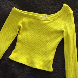 Neon one shoulder  - Skit snygg neon top i one shoulder modell från fashionnova, aldrig använd 💛💚