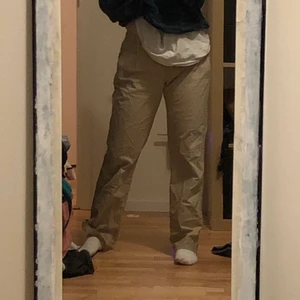 Beiga chinos - Säljer dessa lågmidjade beiga chinos från tommy hilfiger. De är köpta second hand och är i storlek 6 (passar perfekt på mig i storlek s-m). Färgen är lite ljusare i verkligheten💖