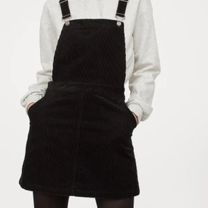 Manchester klänning med hängslen strl S - Svart Manchester hängselklänning från HM strl S men passar någon med strl XS också. Enkel och snygg men lite kort på mig, jag har därför bara använt klänningen en gång. (Lånade bilder) 