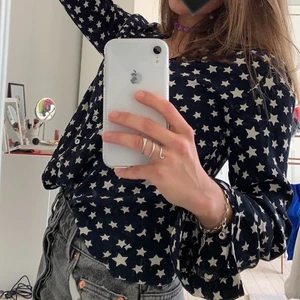 Blus/tröja med stjärnor på  - Blus/skjorta med stjärnor på från zara, storlek M 