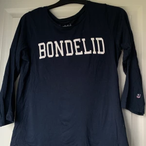 Bondelid långärmad  - En marinblå långärmad från bondelid i fint skick! Hör av er vid frågor eller fler bilder✨