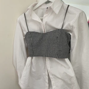 Rutig bandeau - Rutig bandeau! Älskar att ha på andra kläder😍 baksidan består av resår vilket gör att den passar många! Storlek XS. Frakt: 15kr