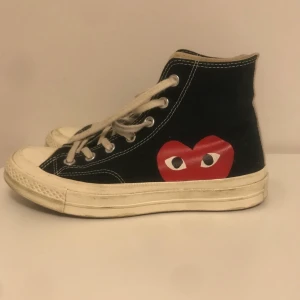 Comme des Garcons x Converse - Använt skick. Storlek 39. Köparen står för frakt! Frakt kommer ligga på ca 100kr. Högsta bud just nu är 600kr. Nypris är ~1500kr