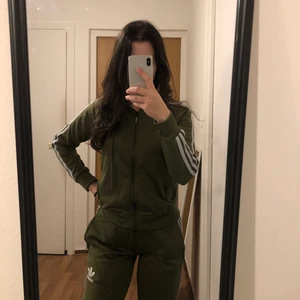 Adidas mjukis sett - Säljer detta enormt snygga gröna adidas settet. Har jättefin passform och är extremt sköna. Möts i Malmö annars tillkommer en fraktavgift