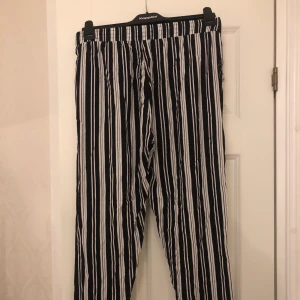 Byxor - Lösa luftiga sommarbyxor💕 lite kortare i benen men det beror på storleken 