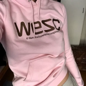 Wesc hoodie  - I barnsorlek men passar XS/S. Buda i kommentarerna. Frakt ingår vid leverans, inte upphämtning 💗