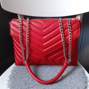 Röd väska - Melpo red leather bag från L'INTERVALLE(äkta läder). Nypris: 228$ vilket motsvarar ca 2000Svenska kronor. Väskan är i fint skick och lagom stor med mycket utrymme. DUSTBAG medföljer givetvis❣ Frakt tillkommer på: 50kr(jag står för resten då vi delar på frakten).