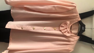 Skjorta rosa stl L-XL - Jätte fin skjorta helt oanvänd. Som ny. 