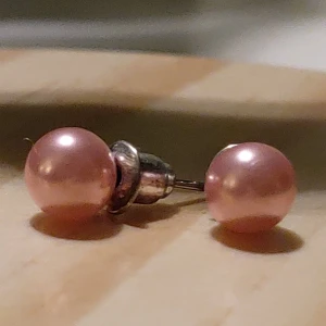 Tre väldigt fina örhängen - Jag säljer tre örhängen i väldigt bra skick 🍃💫 40kr/st🌻 Jag säljer mer örhängen. Så om du är intresserad, kolla in min profil!💕🦋 Köparen står för frakten 💘