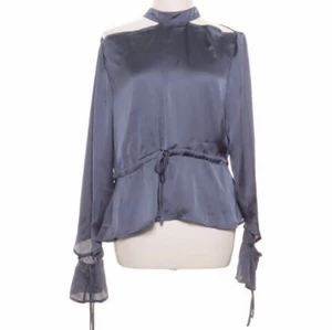 Ivana Niklolina x NAKD  - Blus i satin Från Ivana Nikolina . Storlek 38