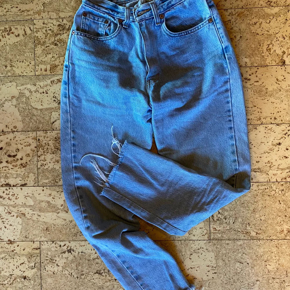 Levis jeans köpt på secondhand i Australien, står inte storlek men upplever dom som W25 och dom går ner till fotknölen på mig som är 165 cm lång! 150kr+63kr frakt 💗. Jeans & Byxor.