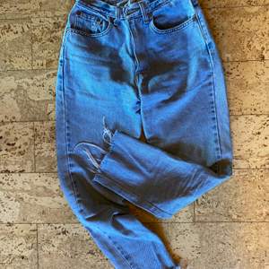 Levis jeans köpt på secondhand i Australien, står inte storlek men upplever dom som W25 och dom går ner till fotknölen på mig som är 165 cm lång! 150kr+63kr frakt 💗