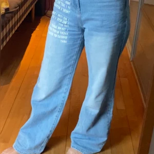 Shein jeans storlek 36 - Inte säker på att jag ska sälja men buda på!💕💕Jeans från Shein, kom igår och helt oanvända. Bra material och passar mig som är 156 cm perfekt. Kan isåfall mötas upp i Centrala Göteborg. Annars frakt 60 kr💕💕💕