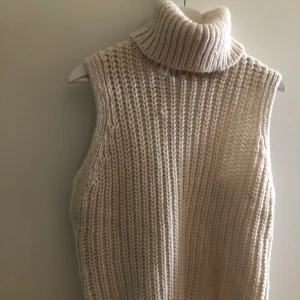 Stickad väst  - Säljer stickad väst, använd 1 gång, storlek XS (stor i storlek passar S/M), 100kr, köpare står för frakt 🚚 