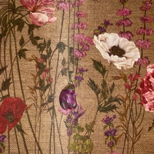 halsband  - kristall liknande halsband, köpte det på myrorna för 100kr men aldrig använt!