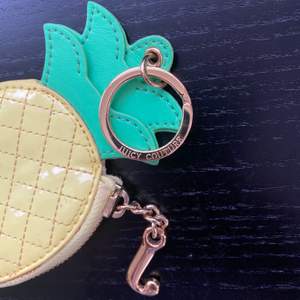 Jätte söt plånbok/nyckelring från Juicy Couture. Fint skick. Perfekt att förvara t.ex pengar, smycken.💕