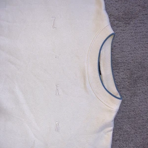 Vintage Nike Sweatshirt - Mycket snygg och sällsynt Nike sweatshirt, den är YXL men sitter som en S. 9/10 i Cond. Buda i kommentarerna ✌🏼