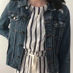 Jeansjacka  - Säljer nu min jeansjacka. Den är i storlek S och är i bra skick! Köparen står för frakten eller så kan vi mötas upp i Stockholm!