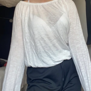 Fin vit tröja från åhléns - En jättehärlig tröja från åhléns som tyvärr inte längre kommer till användning. Jättefint skick. Väljer man frakt står köparen för det men kan alltid diskutera pris och byten, skriv privat för mer info💓💓