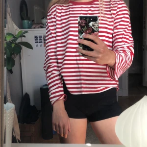 Tröja från monki - Randig långärmad tröja från monki! Frakt tillkommer