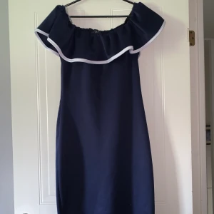 Festklänning med volang strl 36-38 - Säljer denna vackra festklänning i storlek 36-38. Klänningen är oanvänd. 