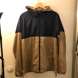 Windbreaker Forever 21 - En windbreaker från forever 21 i storlek Large