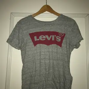 Ljus grå Levis t-Shirt i bra skick💞