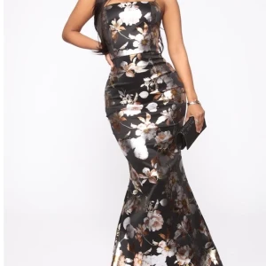 Klänning  - Storlek L men passar M pris 1000kr klänningen är oanvänd 