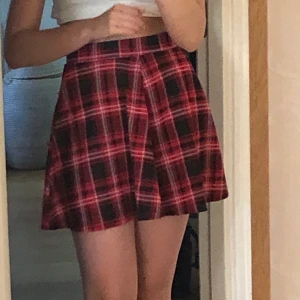 rutig kjol - en jättesöt kjol som jag köpte för ca ett år sen och använd två gånger🥰 är väldigt stretchig så jag skulle säga att den kan passa xs-m