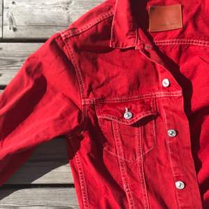 Röd jeansjacka från Zara! Använd men fortfarande i ett jättefint skick, frakt ingår i priset!❤️❤️❤️ storleken är S men sitter lite oversized🥰