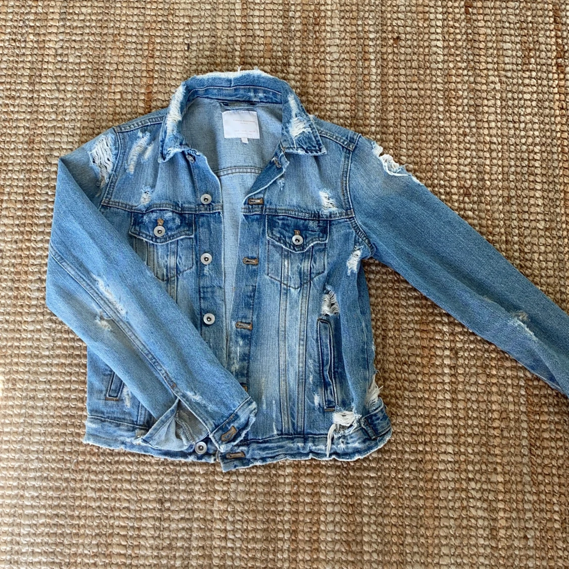 Jeansjacka med slitningar