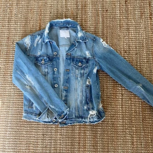 Jeansjacka med slitningar - Säljer nu en jeansjacka med slitningar i storlek S från zara