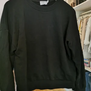 Tröja - Svart tröja från NAKD i storlek S 💗 Säljer denna för 150kr💕