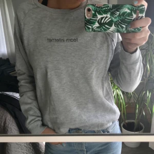 ”Team internet” collagetröja  - Grå collagetröja med text ”team internet”, storlek L. Tröjan passar mig lite oversize som har XS. Från H&M. Priset är exklusive frakt, 63kr.