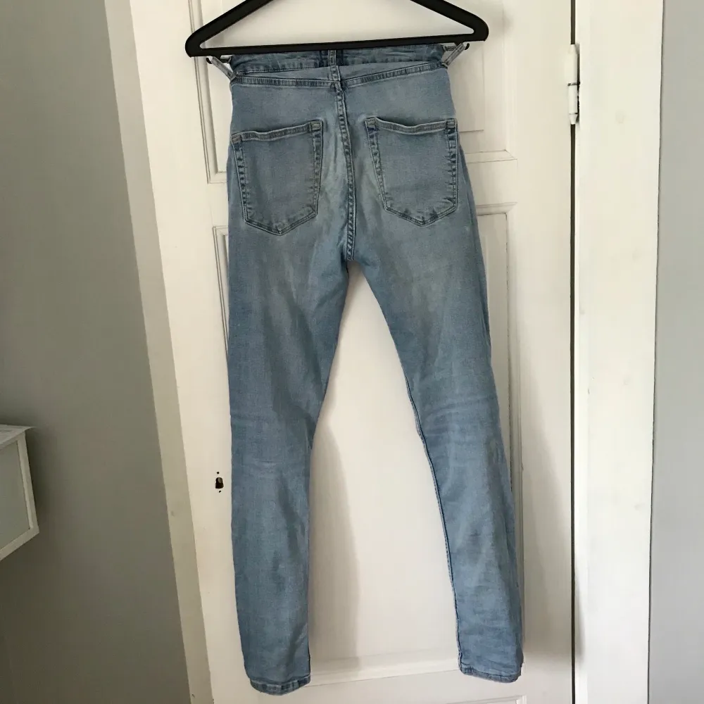 Ljusa jeans från lager 157, storlek S. Modellen Snake, högmidja. Priset är exklusive frakt, 63kr. . Jeans & Byxor.