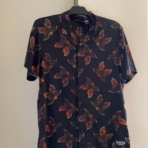 Skjorta - Cool stranger things skjorta från h&m! Aldrig använd